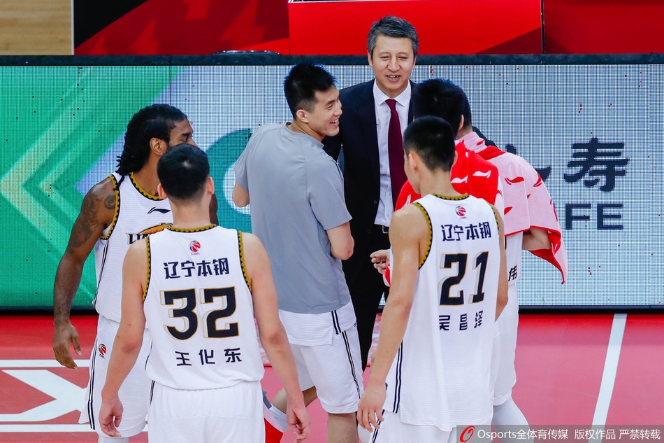 辽篮将帅与郭士强握手致意