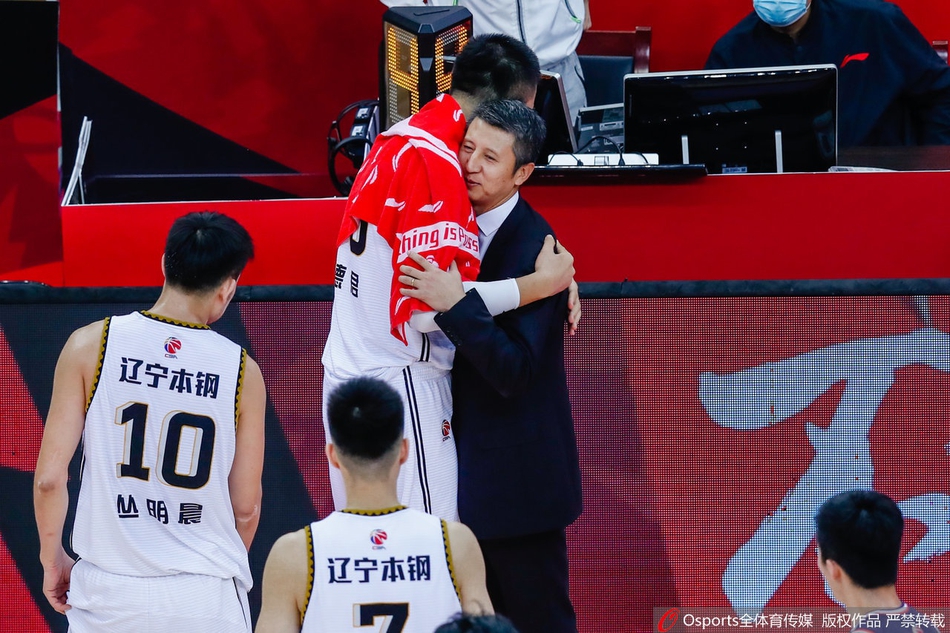 辽篮将帅与郭士强握手致意
