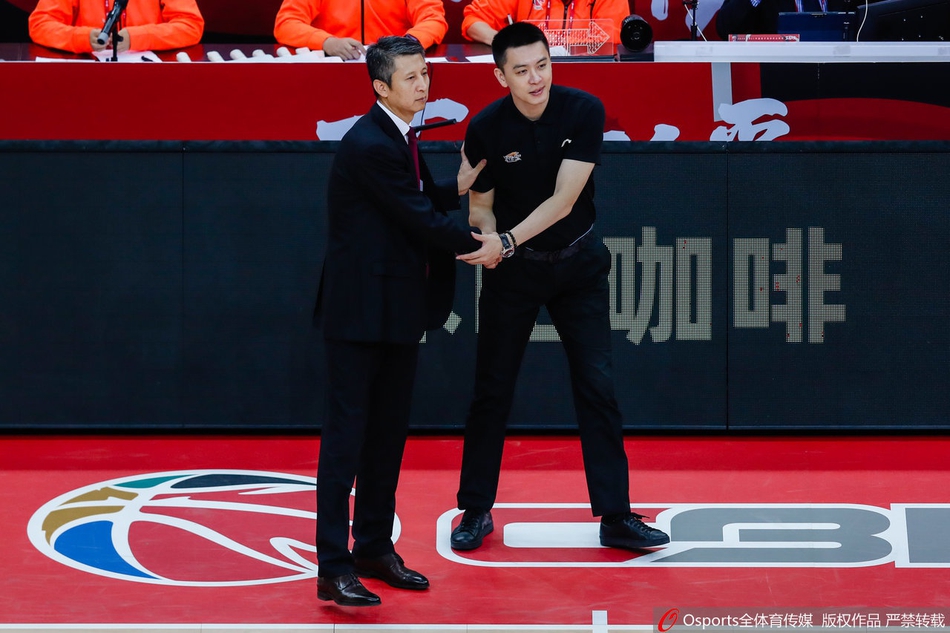 辽篮将帅与郭士强握手致意