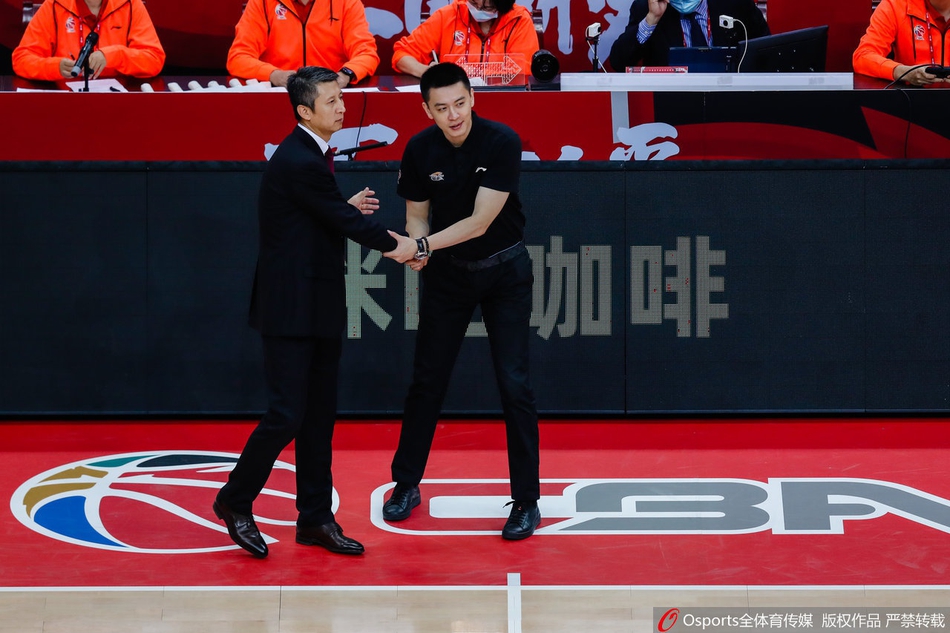 辽篮将帅与郭士强握手致意