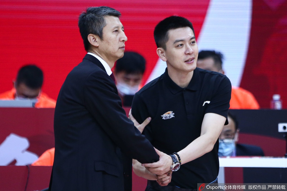 辽篮将帅与郭士强握手致意