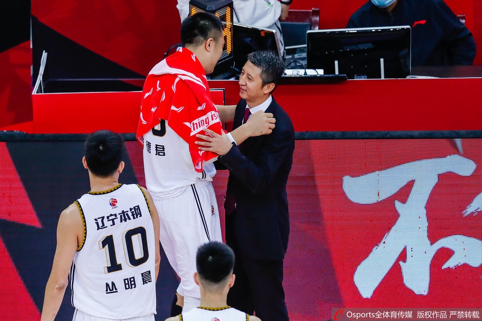 辽篮将帅与郭士强握手致意