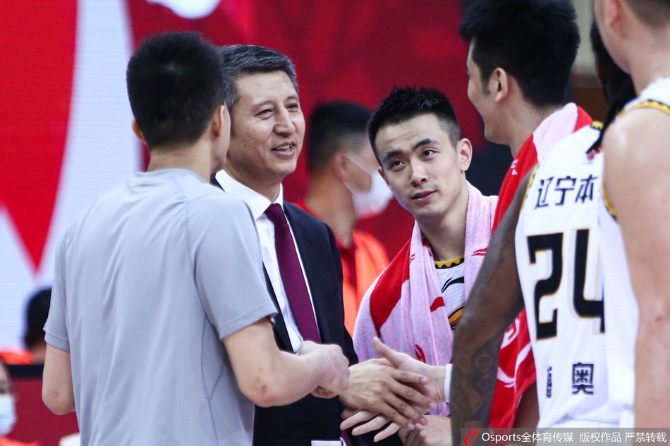 辽篮将帅与郭士强握手致意