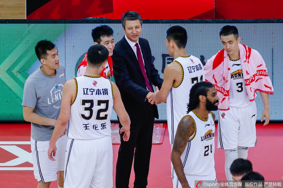 辽篮将帅与郭士强握手致意