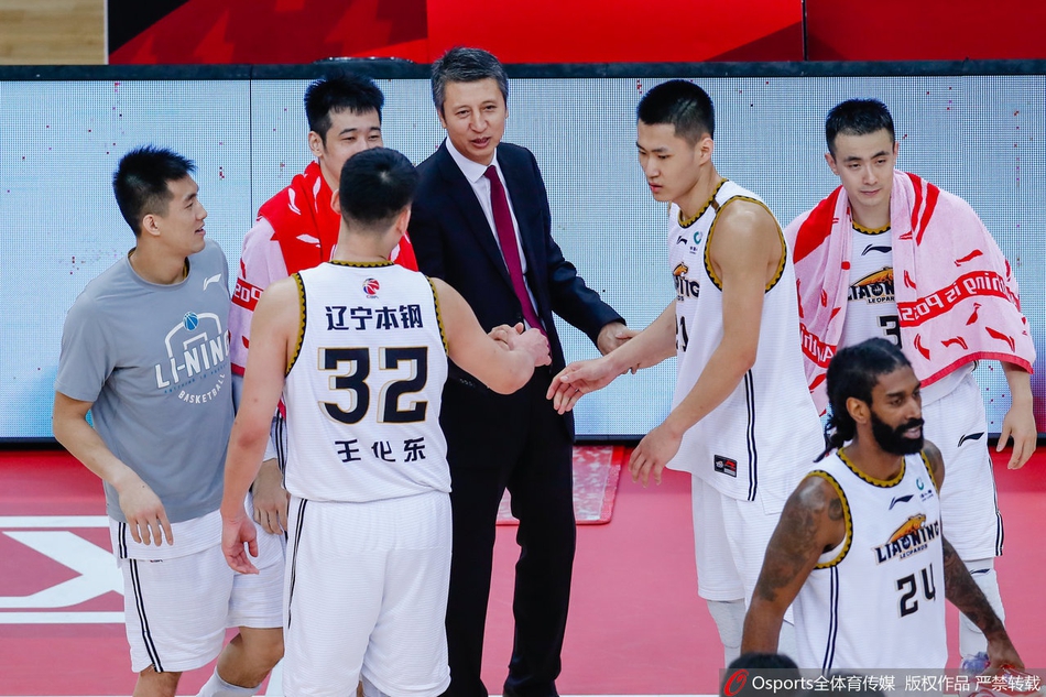 辽篮将帅与郭士强握手致意