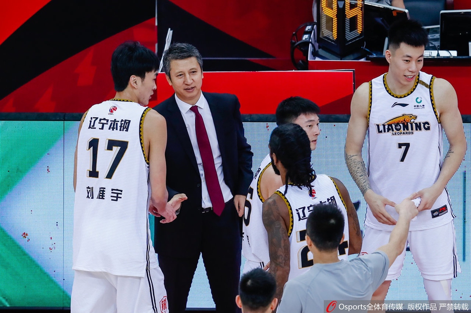 辽篮将帅与郭士强握手致意