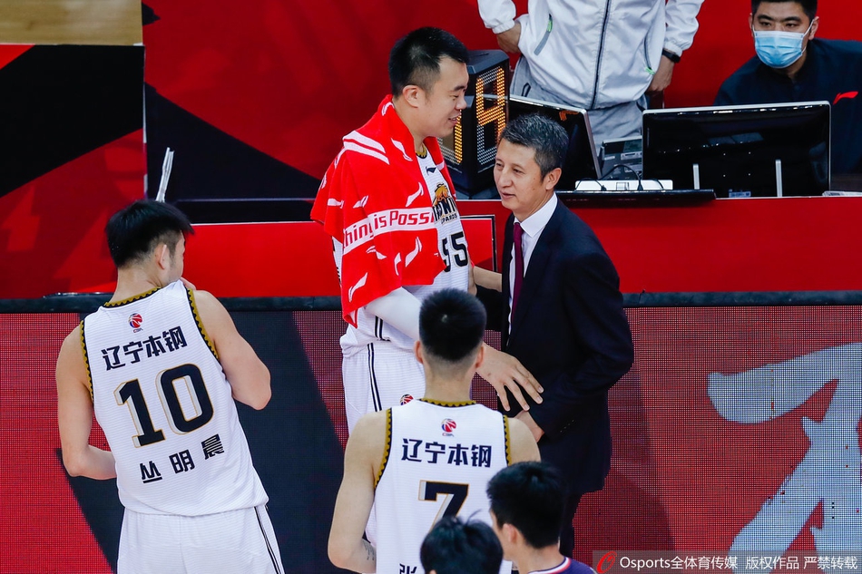 辽篮将帅与郭士强握手致意