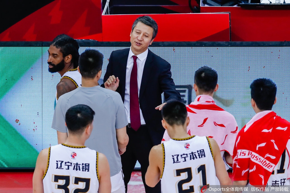 辽篮将帅与郭士强握手致意