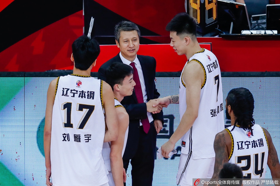 辽篮将帅与郭士强握手致意