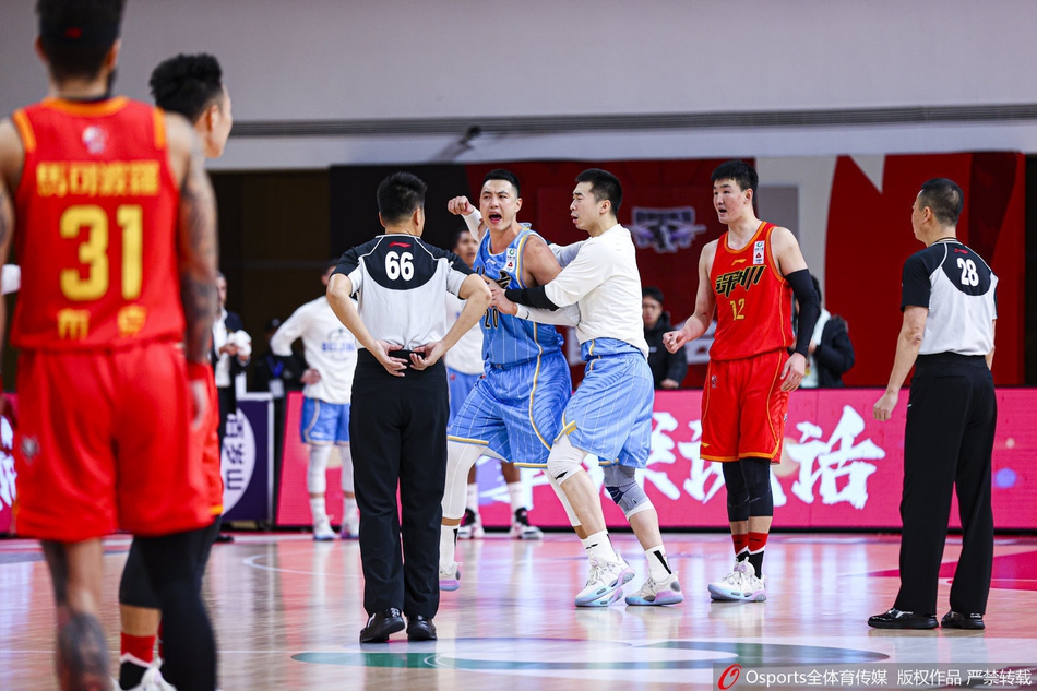 北京队抗议判罚