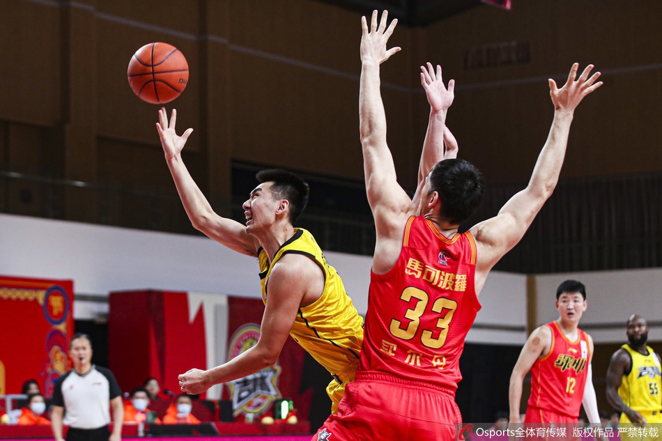 CBA第38轮精彩赛场瞬间