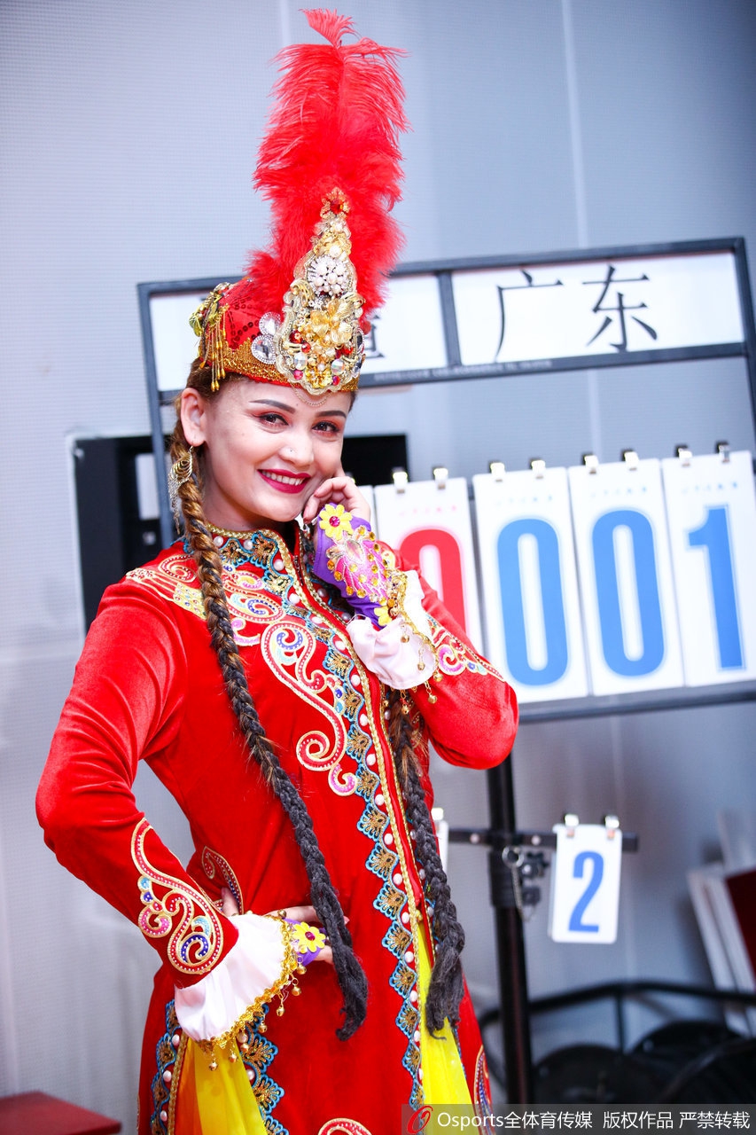 新疆篮球宝贝民族服饰显异域风情