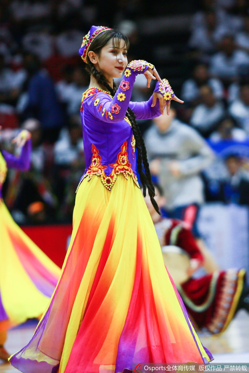 新疆篮球宝贝民族服饰显异域风情