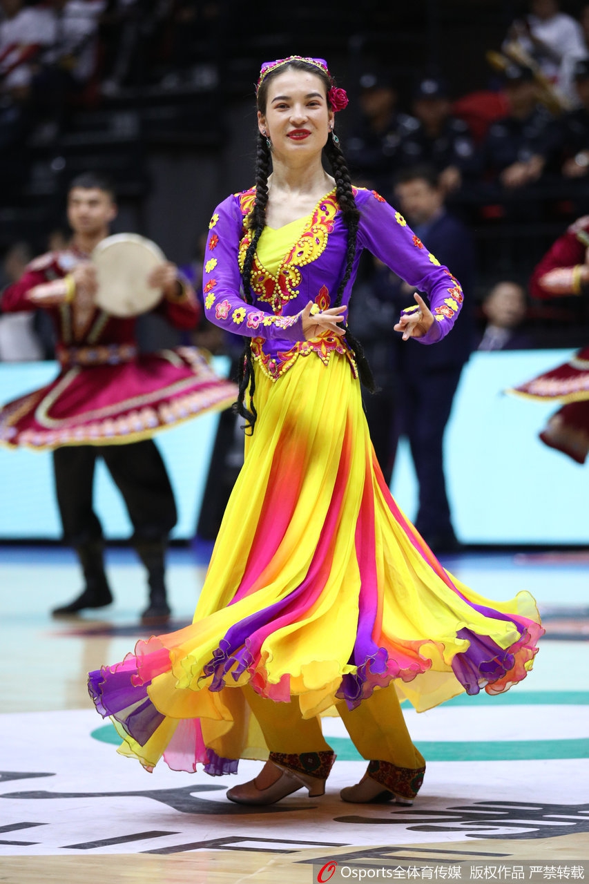 新疆篮球宝贝民族服饰显异域风情