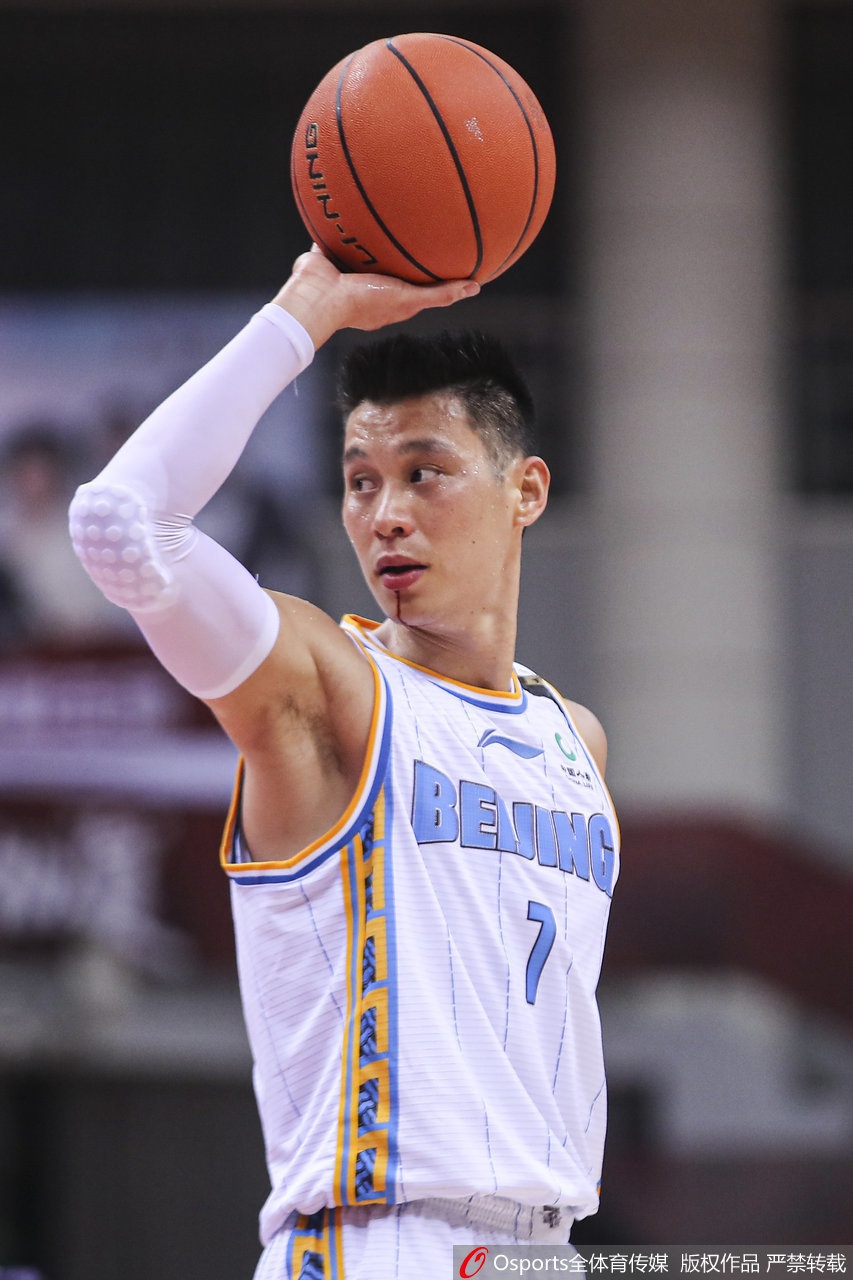 林书豪嘴角被撞出血