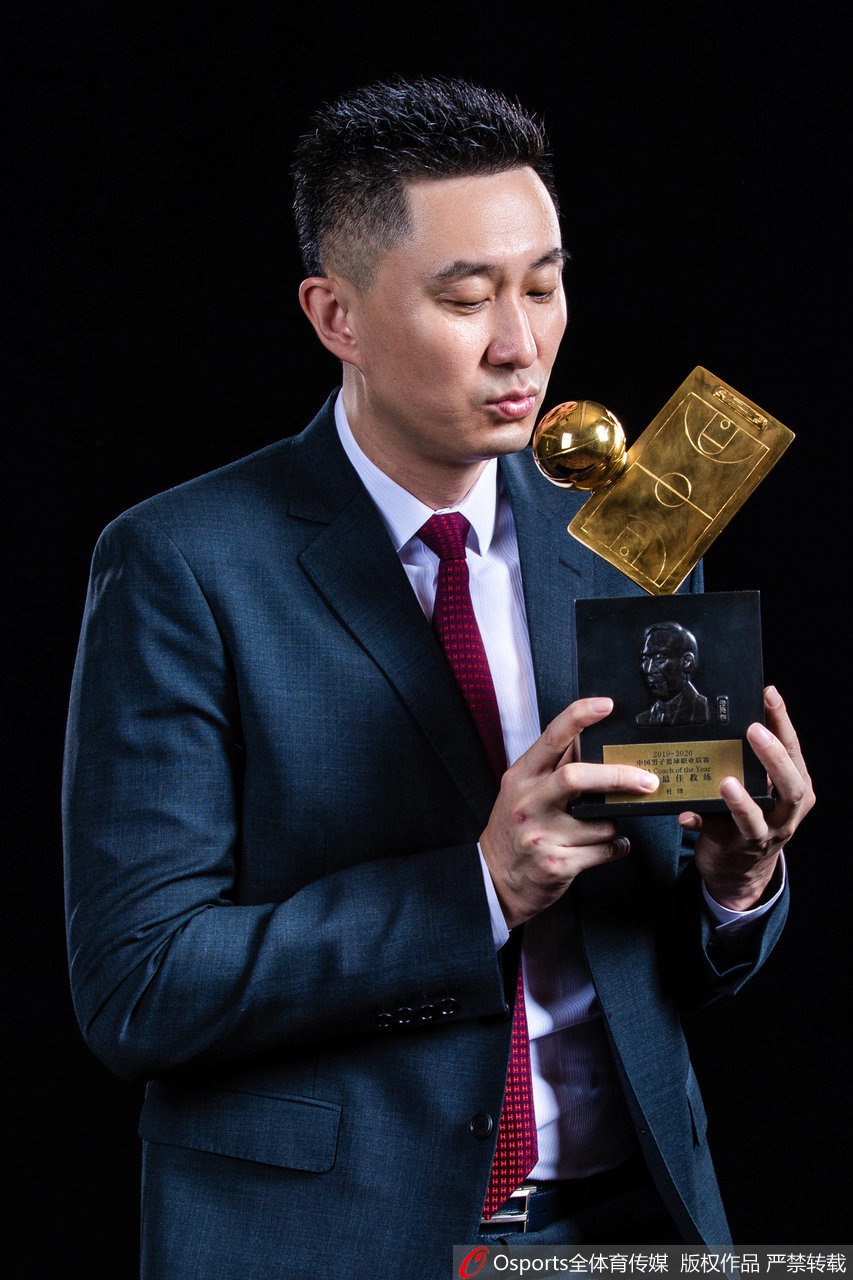 易建联领取常规赛MVP奖杯