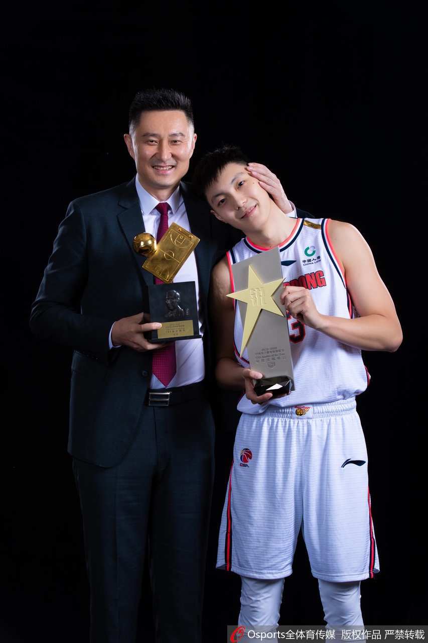 易建联领取常规赛MVP奖杯