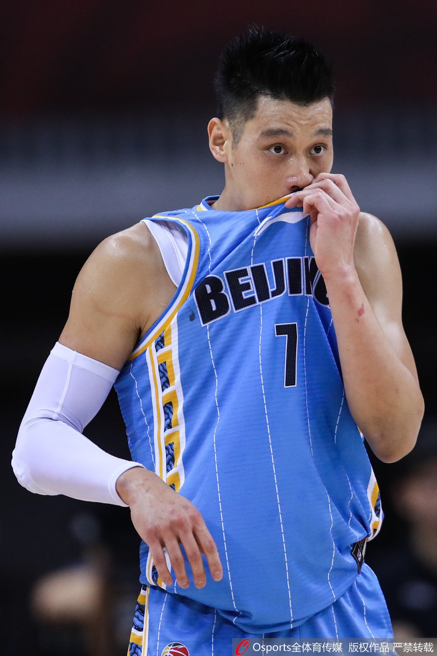 林书豪嘴唇出血染红球衣