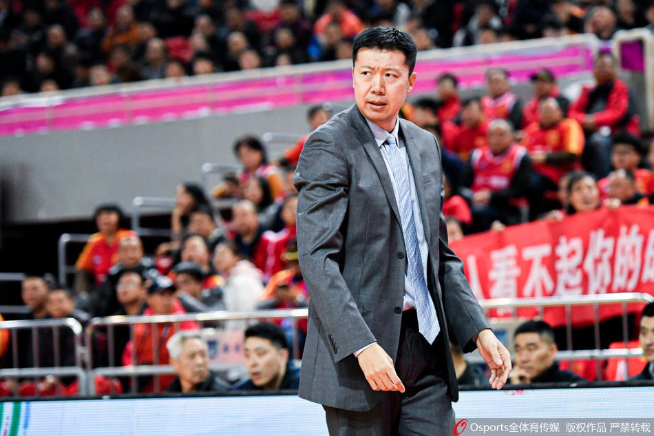 球迷举王治郅语录力挺八一男篮