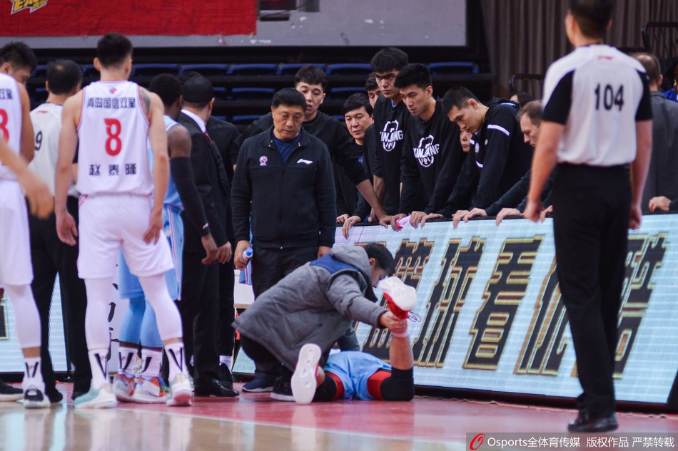 周琦受伤被送往医院