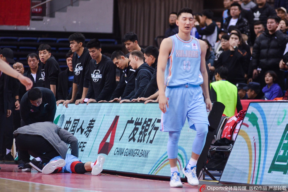 周琦受伤被送往医院