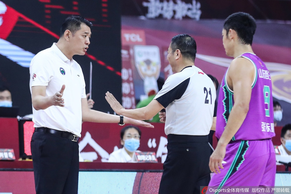 巩晓彬冲进球场喷裁判