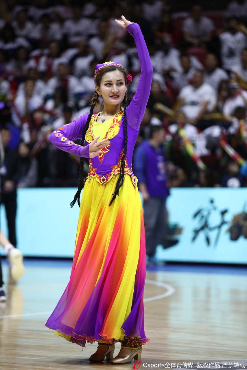 新疆篮球宝贝民族服饰显异域风情