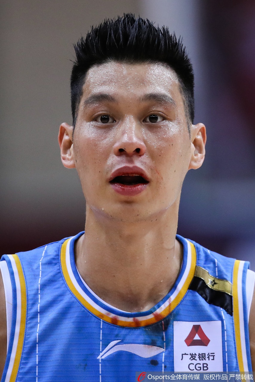 林书豪嘴唇出血染红球衣