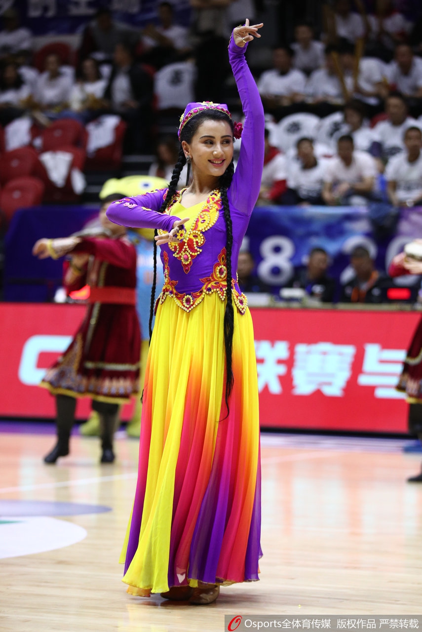 新疆篮球宝贝民族服饰显异域风情