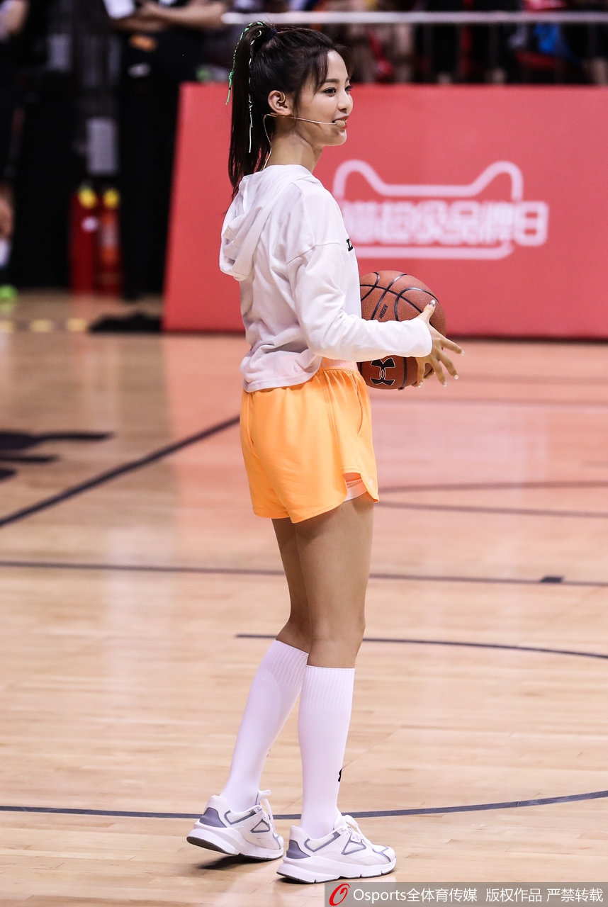 杨超越参加库里中国行活动