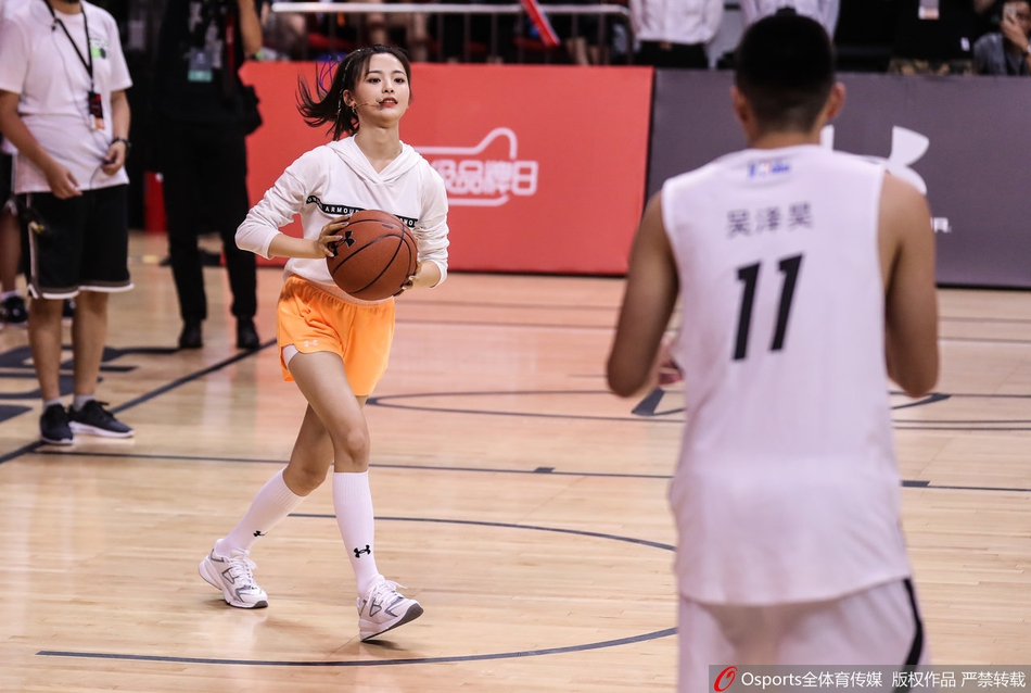 杨超越参加库里中国行活动