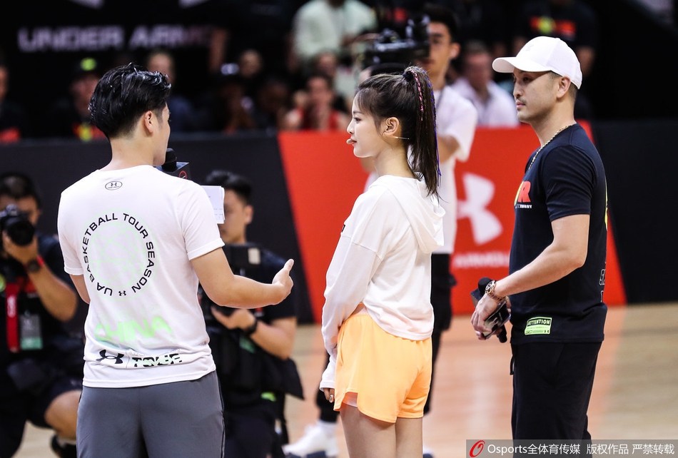 杨超越参加库里中国行活动