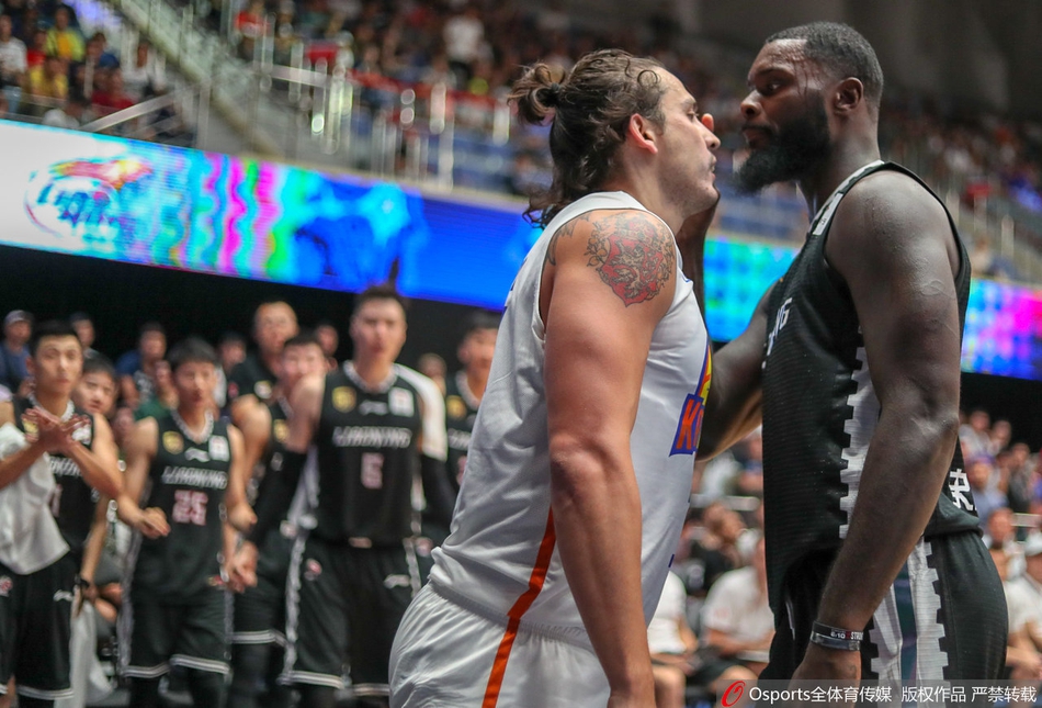 芬森首秀准三双 险些爆冲突