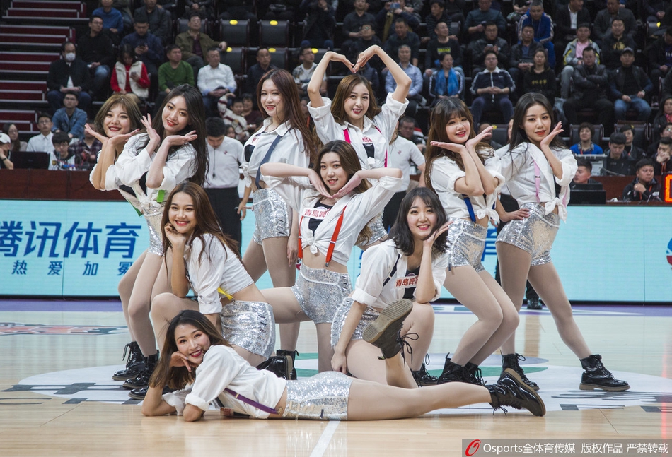 篮球宝贝热舞助威辽篮