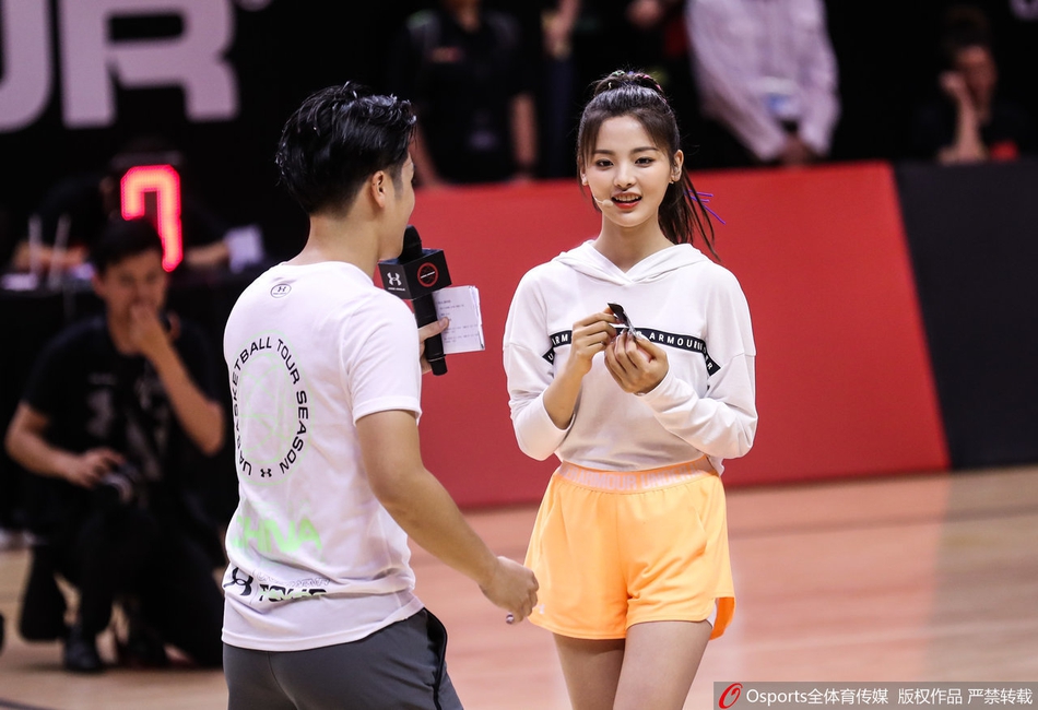 杨超越参加库里中国行活动