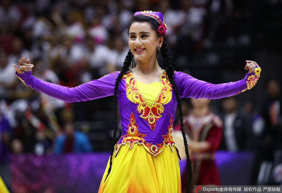 新疆篮球宝贝民族服饰显异域风情