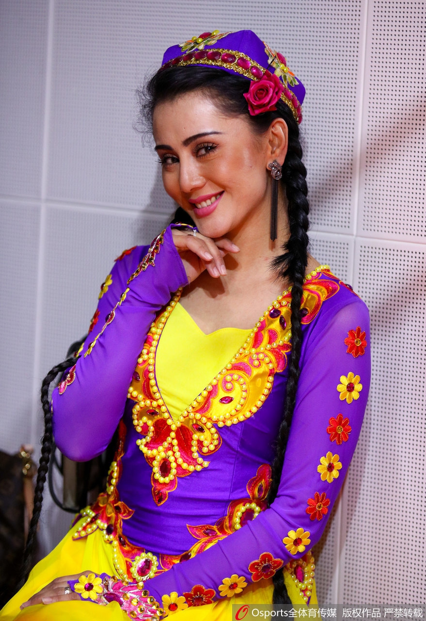 新疆篮球宝贝民族服饰显异域风情