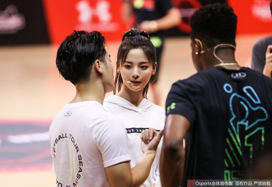 杨超越参加库里中国行活动