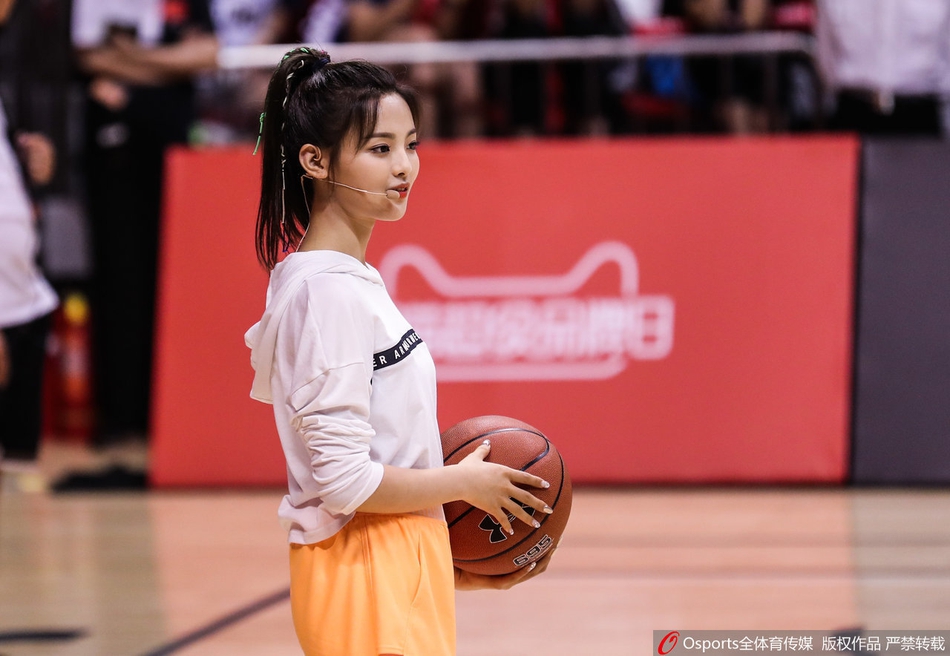 杨超越参加库里中国行活动