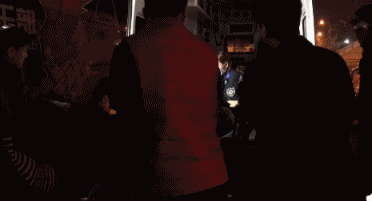 周琦受伤被送往医院