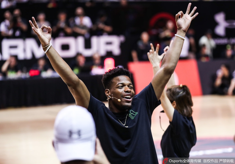 杨超越参加库里中国行活动