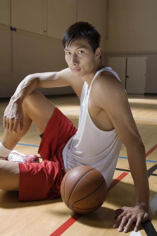 易建联老照片翩翩少年淡雅如风