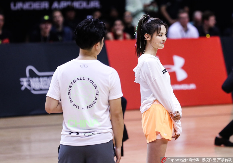 杨超越参加库里中国行活动