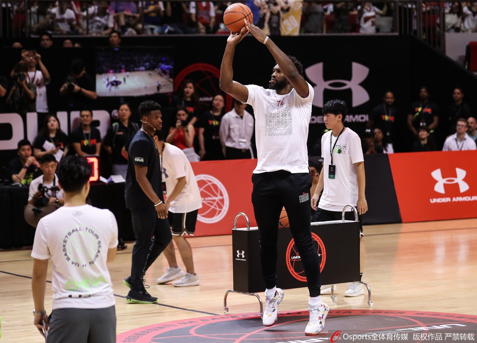 杨超越参加库里中国行活动