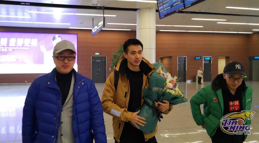 辽篮后卫赵继伟回国