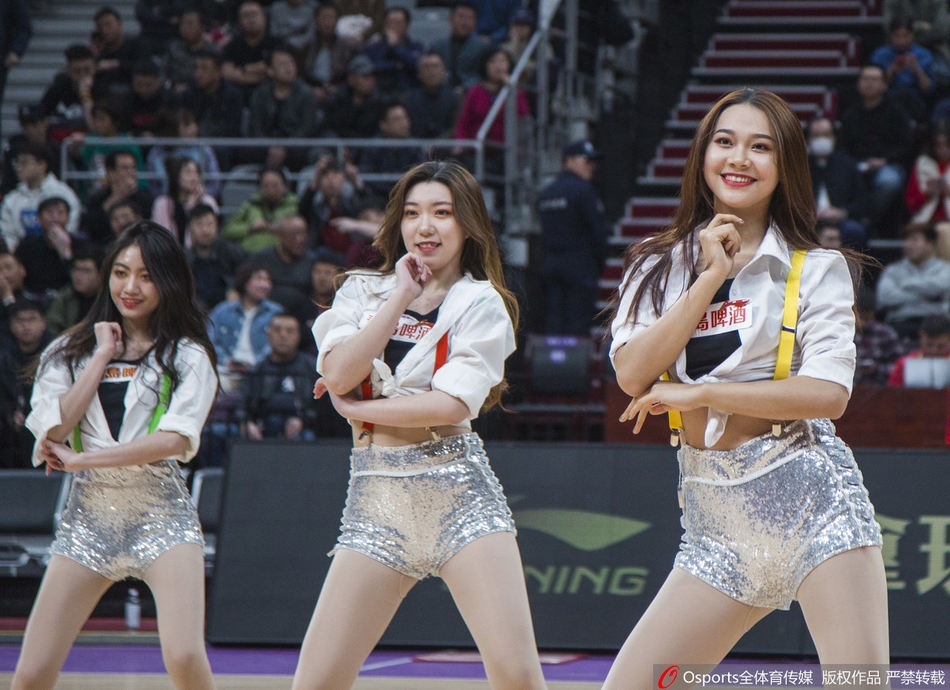 篮球宝贝热舞助威辽篮