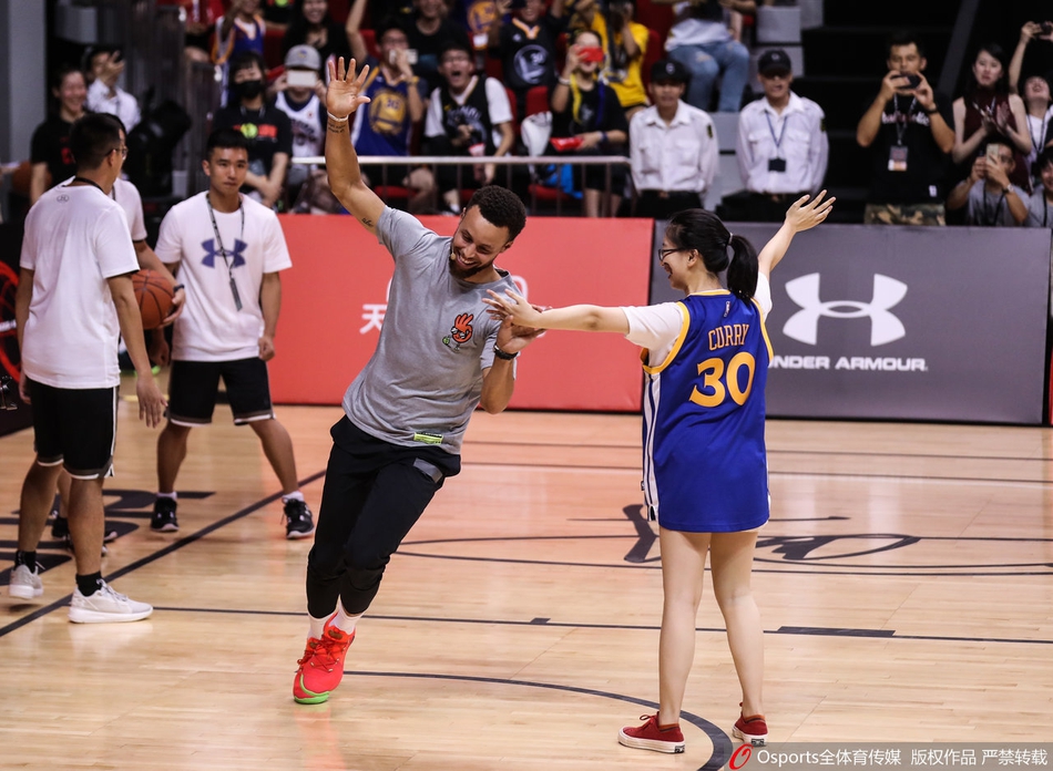 杨超越参加库里中国行活动