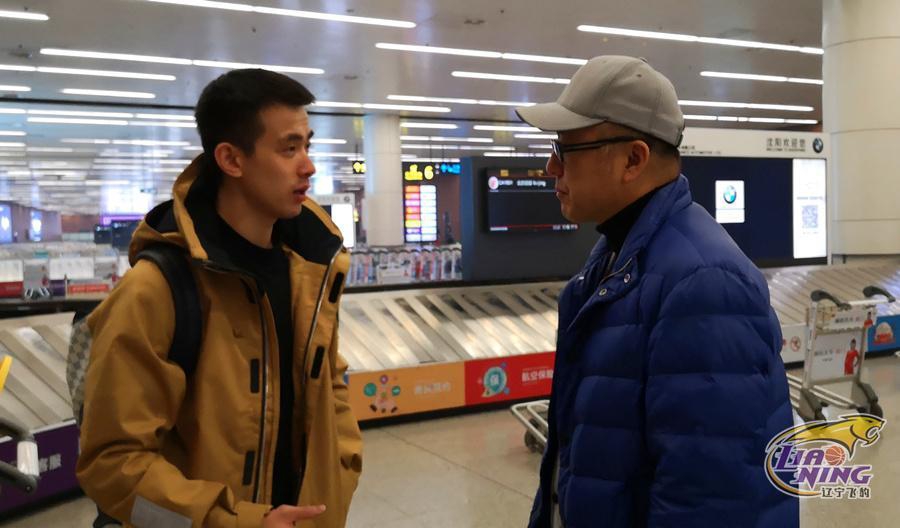 辽篮后卫赵继伟回国