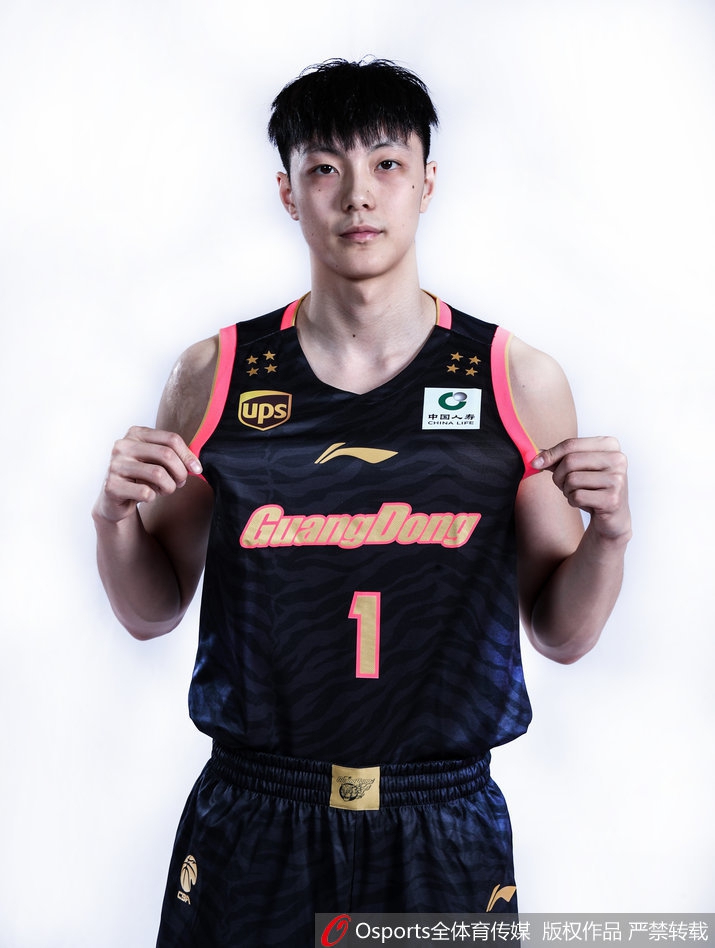 广东男篮冠军版球衣写真