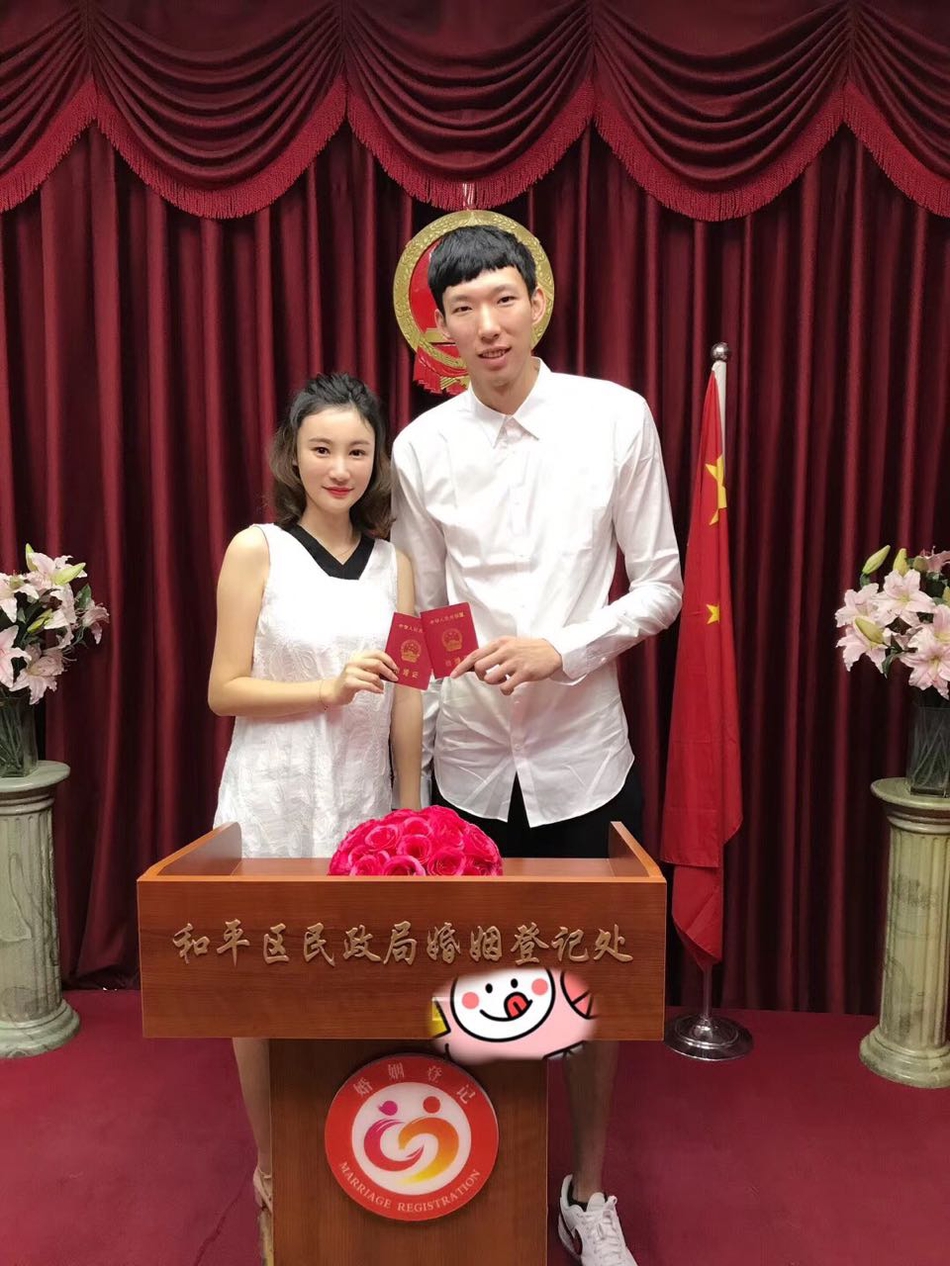 周琦与女友领证结婚
